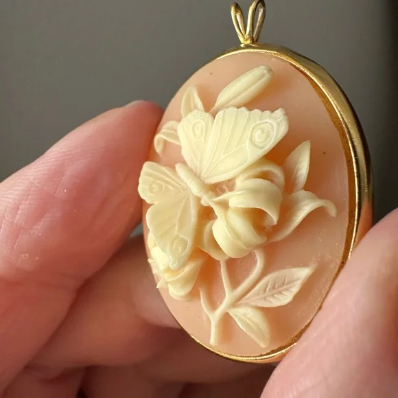 Vintage Trifari brand pendant featuring a butterfly - Picture 11 of 16